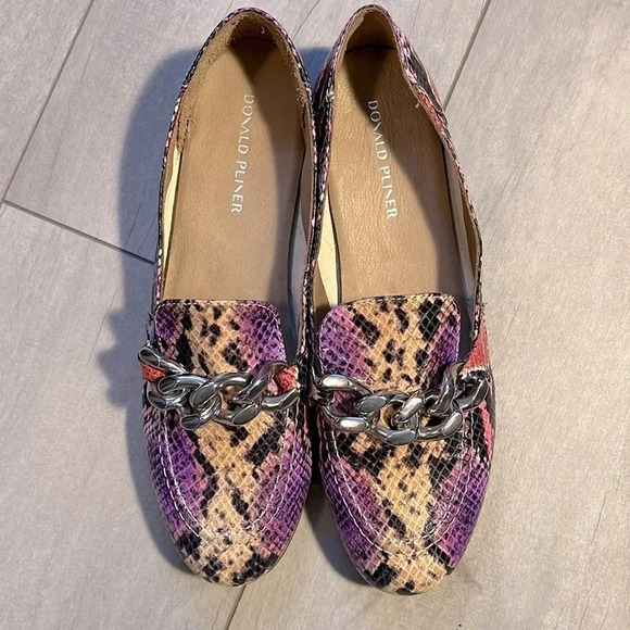 DONALD  J PLINER NWOT Leather Snake Print Loafer Shoe Chain Detail, Size 7.5 - Picture 3 of 9